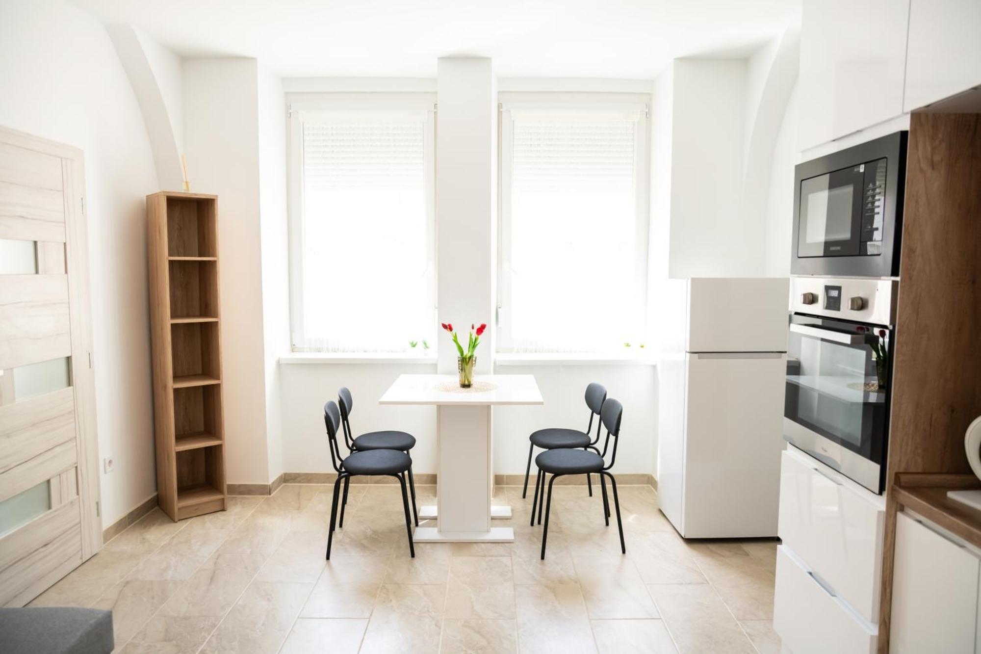 Winestone Corner Apartment Debrecen Bagian luar foto