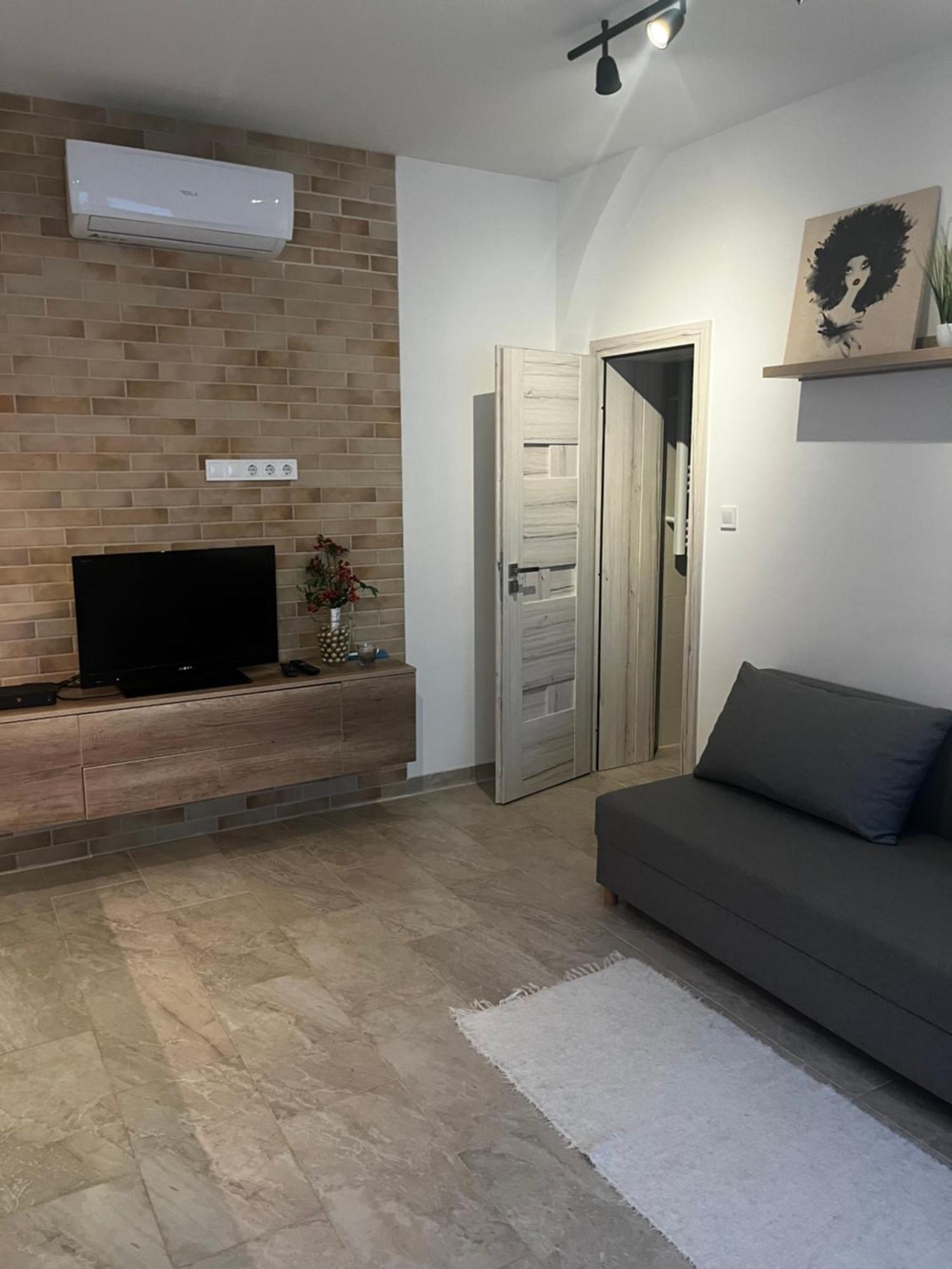 Winestone Corner Apartment Debrecen Bagian luar foto